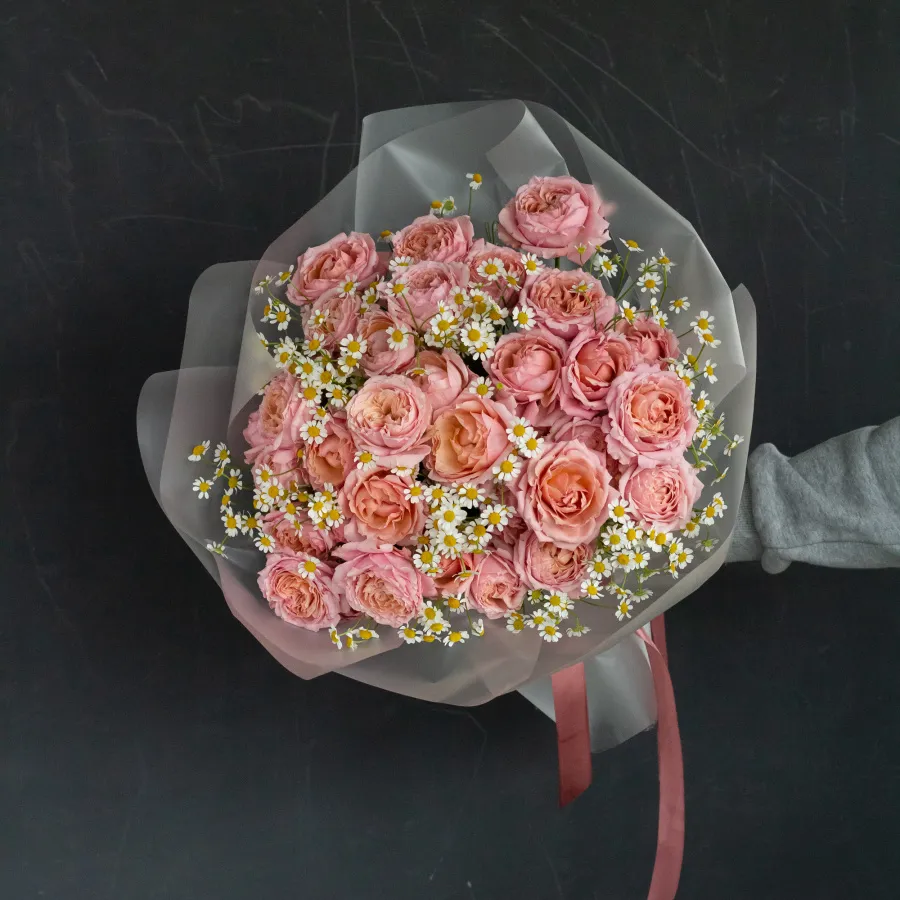 Дуобукет пионовидных кустовых роз Джульетта и ромашек №477