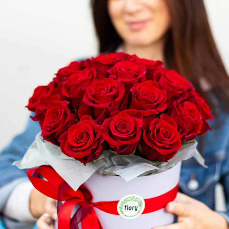 Шляпная коробка из 25 красных роз (Эквадор)  №857