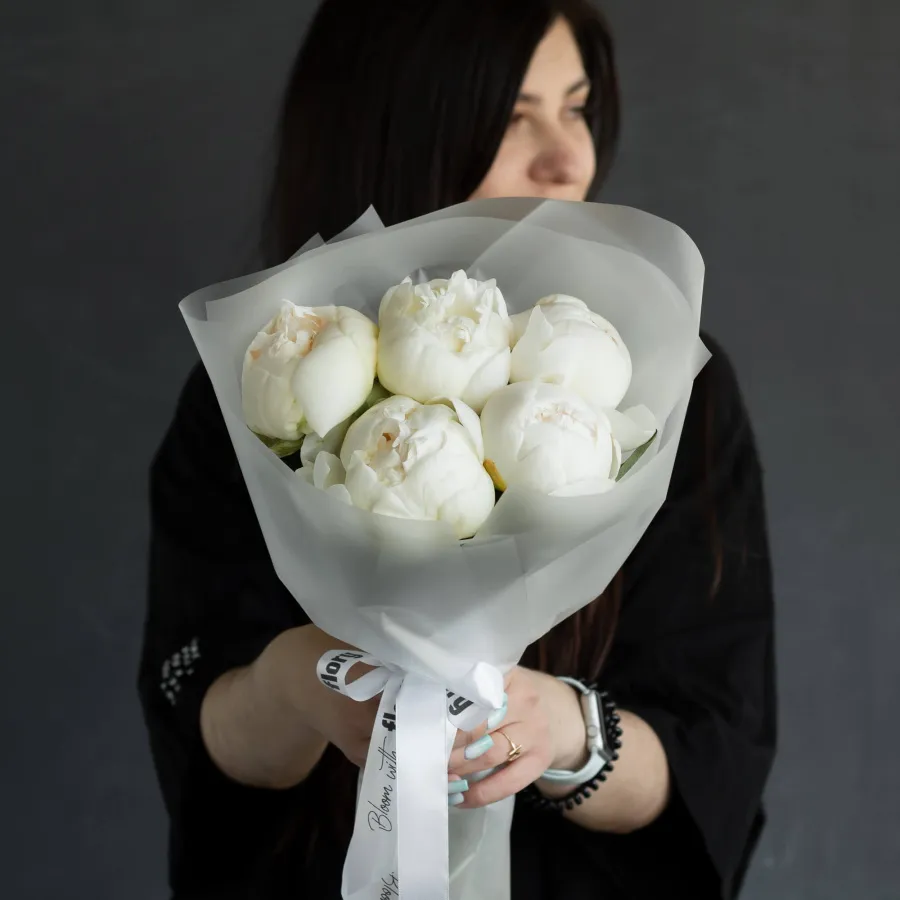 Монобукет из 5 белых пионов №415