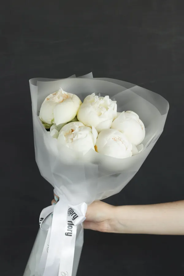 Монобукет из 5 белых пионов №415