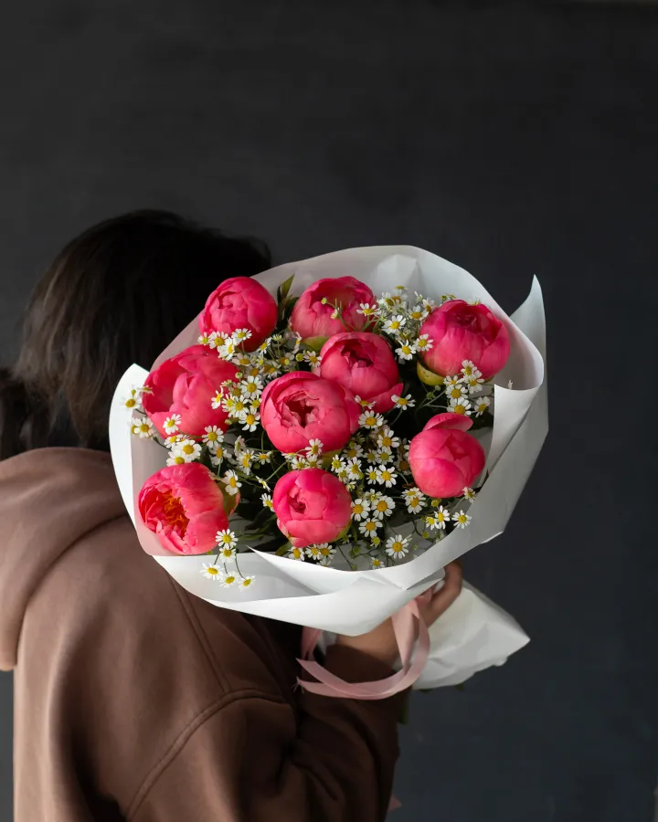 Дуобукет из 9 коралловых пионов и ромашек  №541