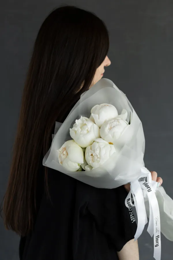 Монобукет из 5 белых пионов №415