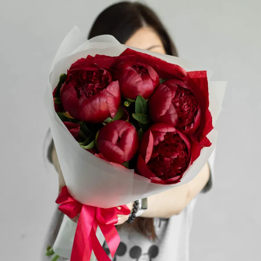 Монобукет из 5 бордовых пионов №411