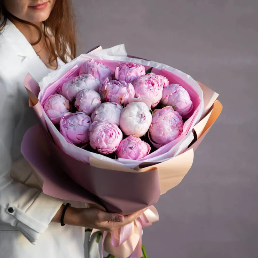 Букет из 15 розовых пионов №179