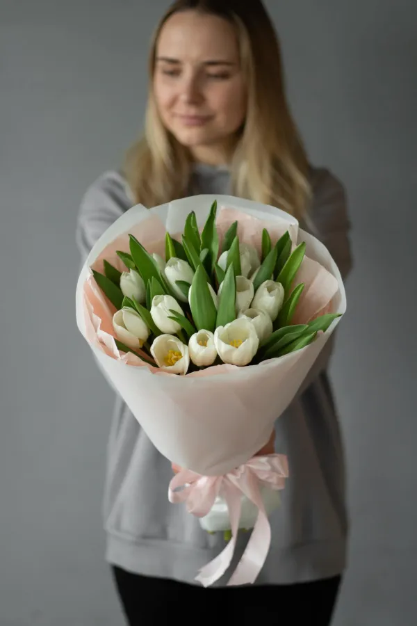 Монобукет белых тюльпагнов №438