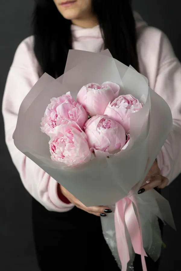 Монобукет из 5 пионов №354