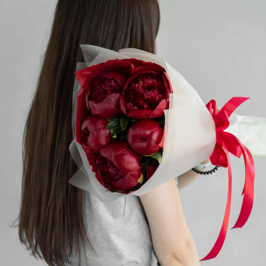 Монобукет из 5 бордовых пионов №411