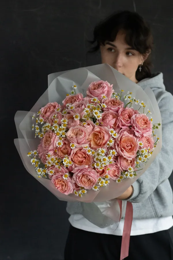 Дуобукет пионовидных кустовых роз Джульетта и ромашек №477