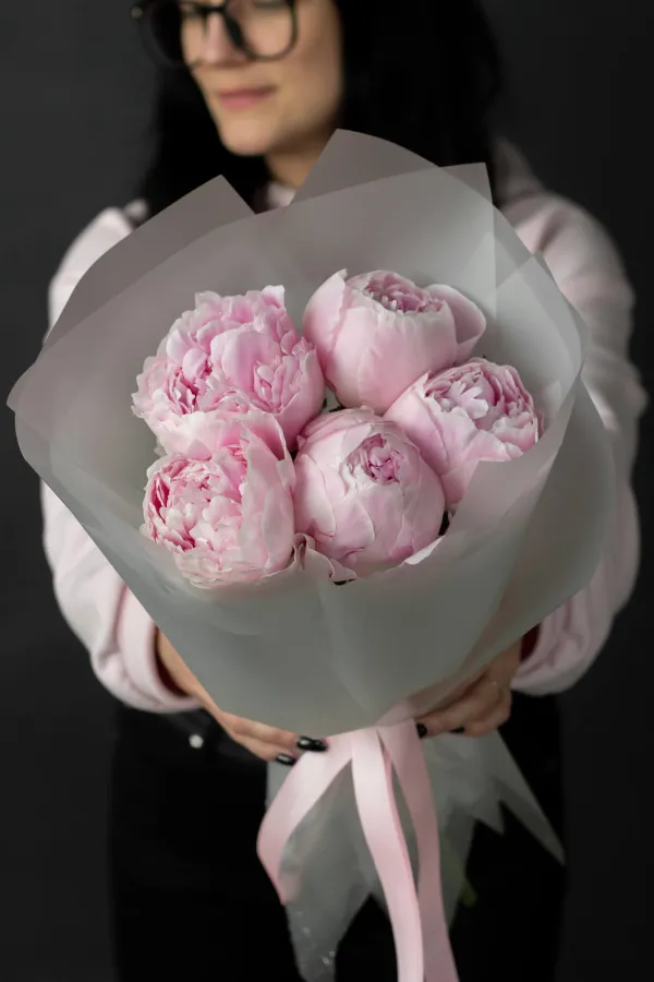 Монобукет из 5 пионов №354