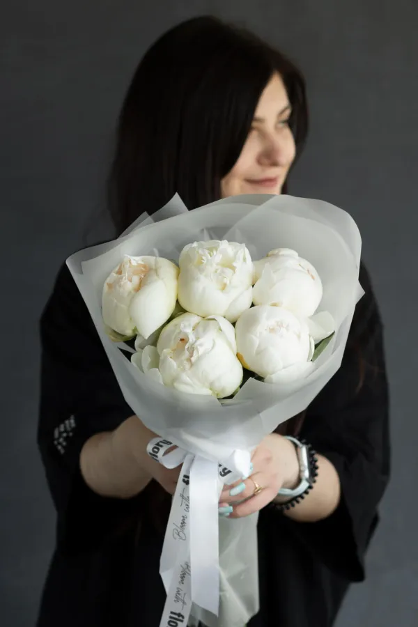 Монобукет из 5 белых пионов №415