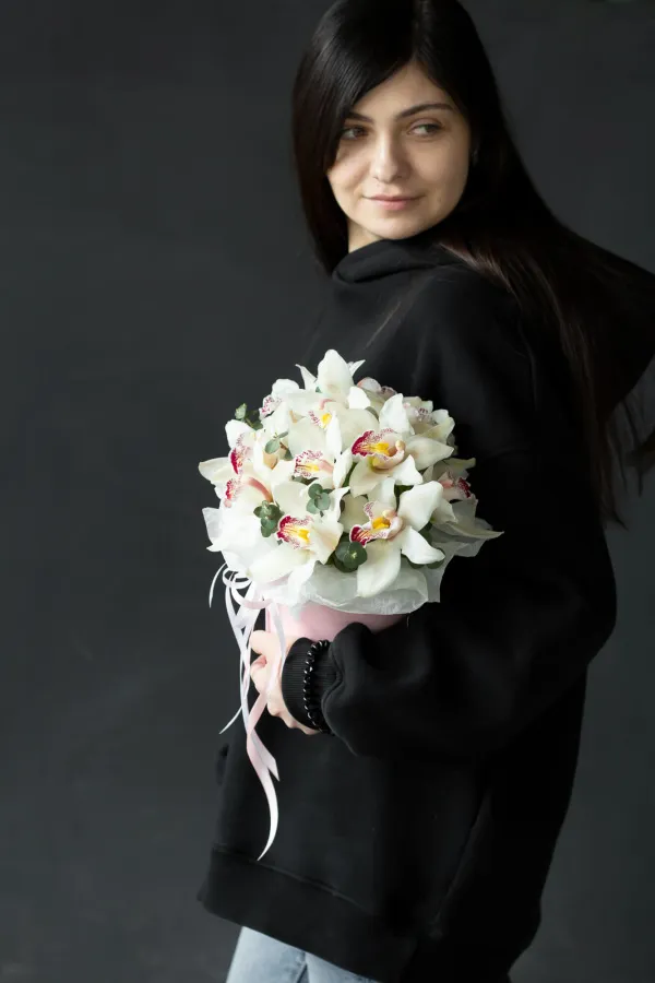 Авторская коробка из белых орхидей  №877