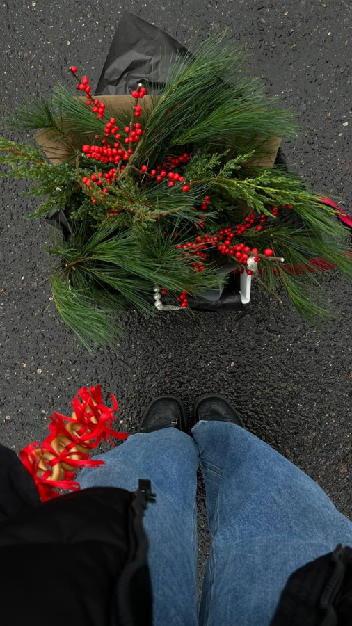 Букет Зимний с илексом и пинусом