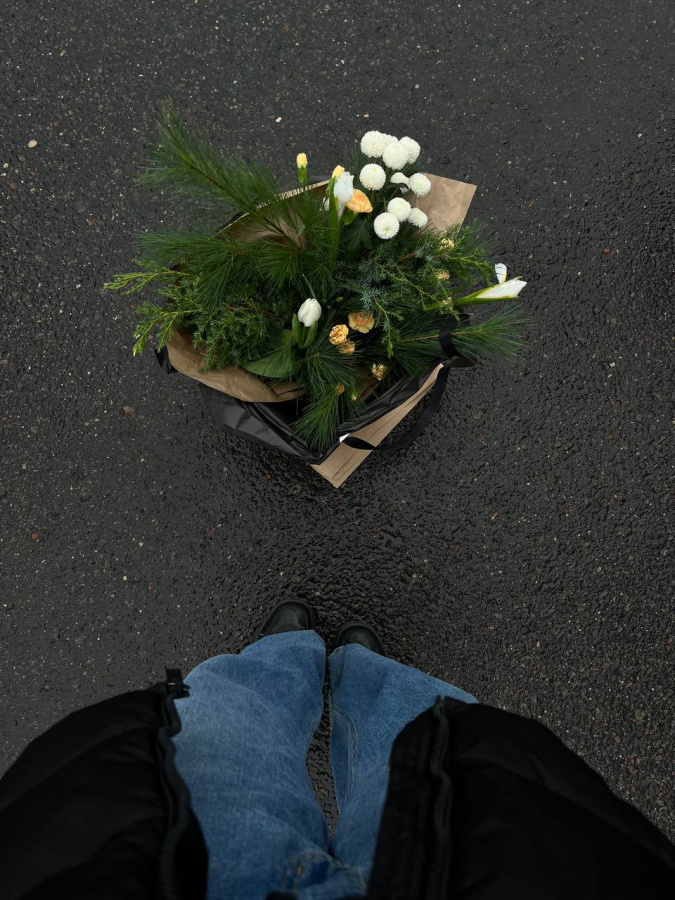 Букет Зимний с можжевельником и ирисами