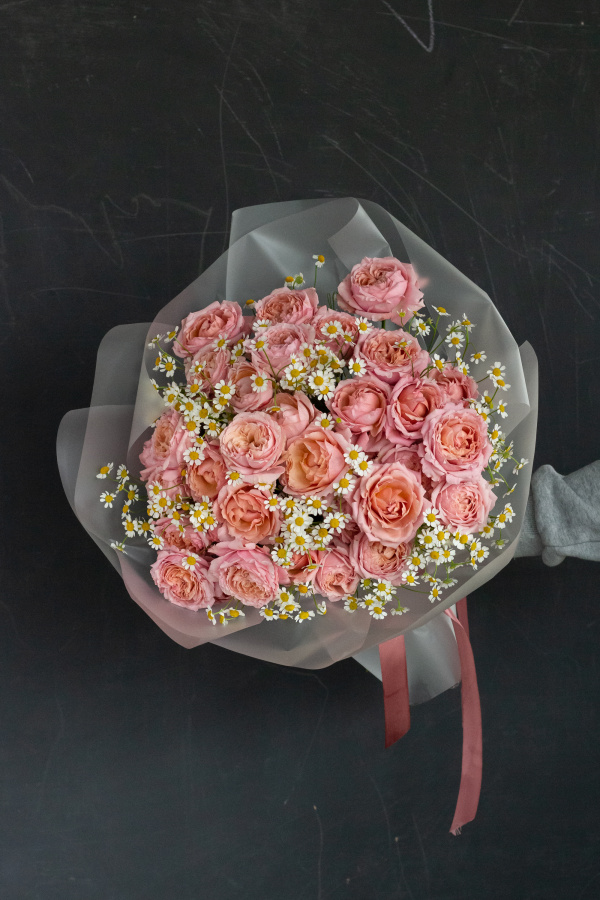 Дуобукет пионовидных кустовых роз Джульетта и ромашек №477