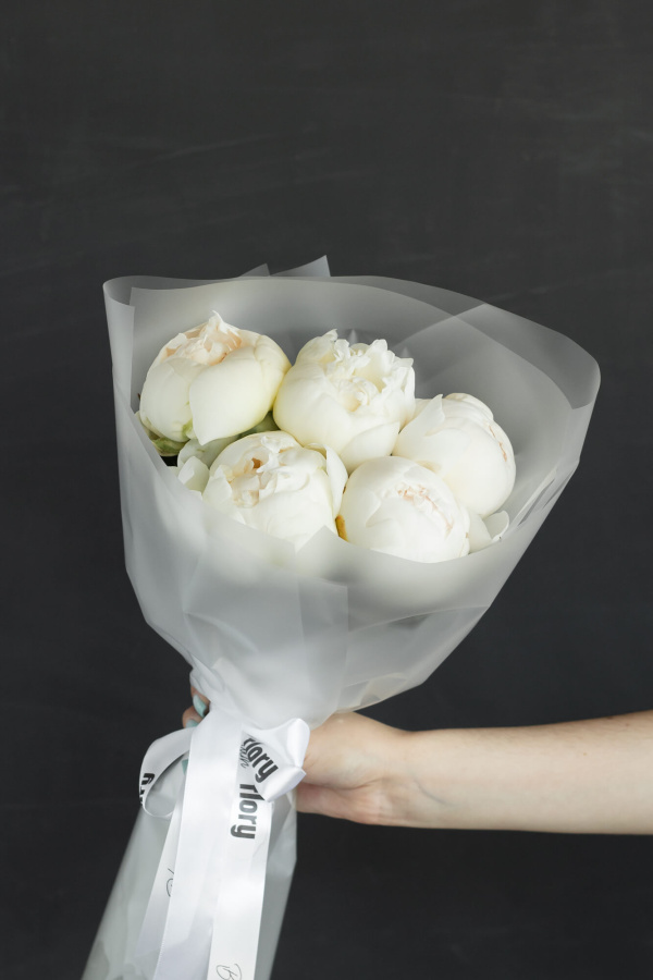 Монобукет из 5 белых пионов №415