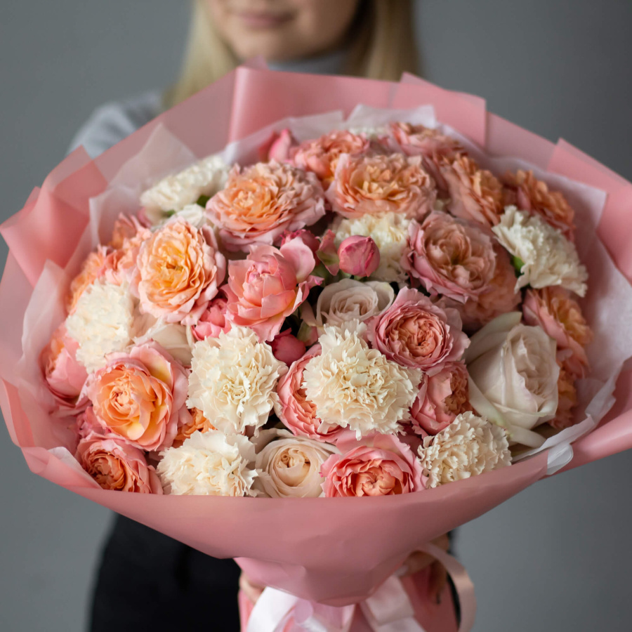 Триобукет пионовидных роз и гвоздик №437