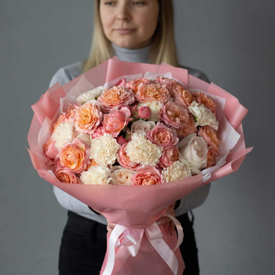 Триобукет пионовидных роз и гвоздик №437