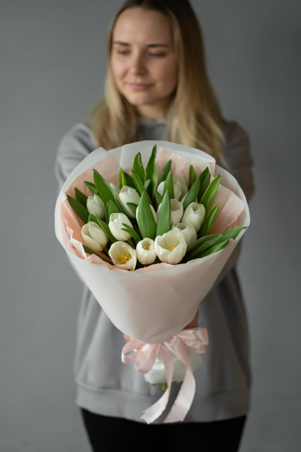 Монобукет белых тюльпагнов №438