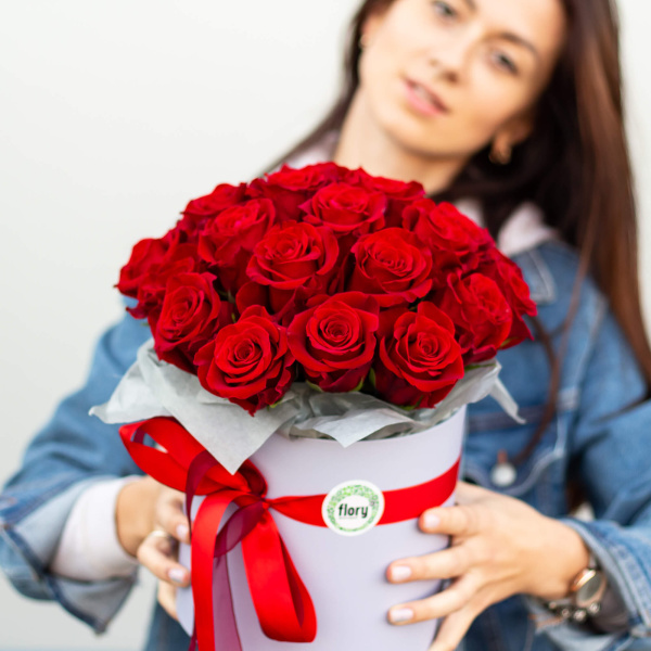 Шляпная коробка из 25 красных роз (Эквадор)  №857