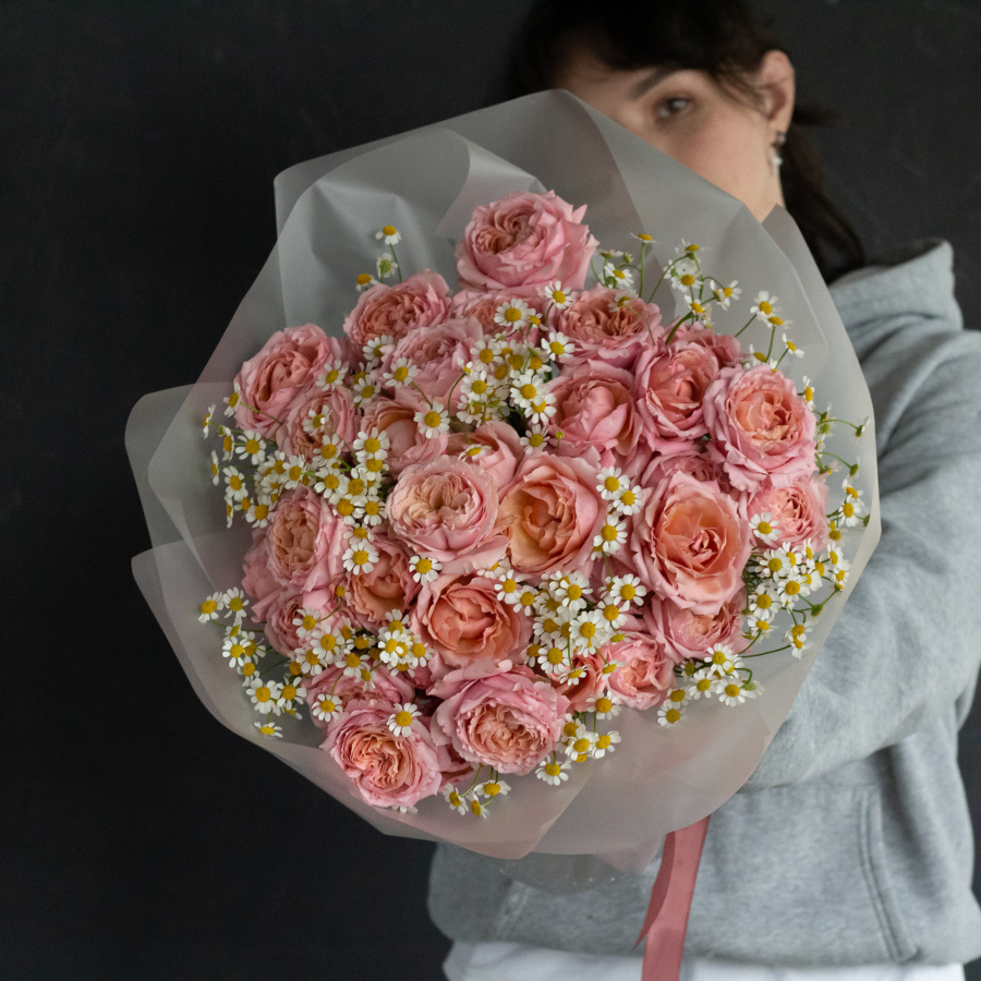 Дуобукет пионовидных кустовых роз Джульетта и ромашек №477