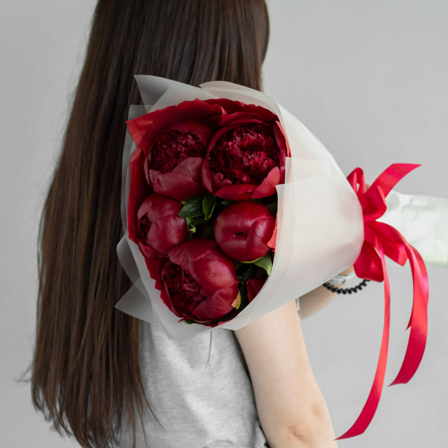 Монобукет из 5 бордовых пионов №411