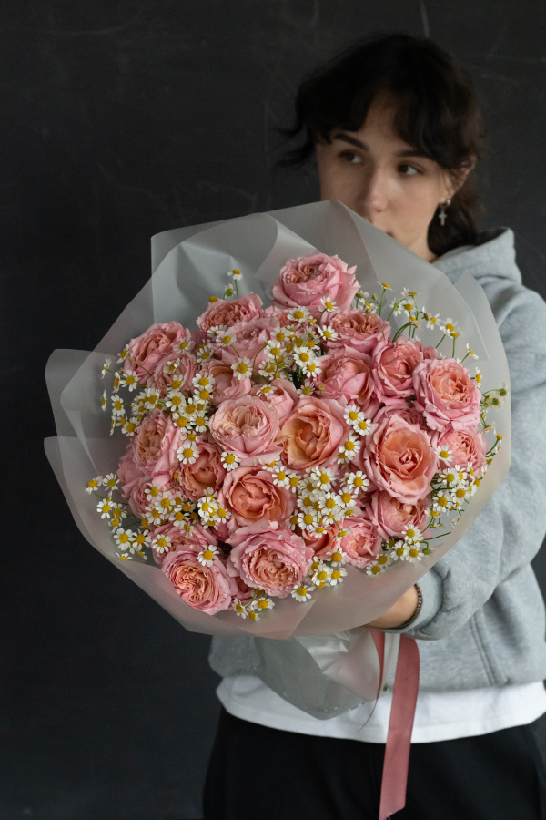 Дуобукет пионовидных кустовых роз Джульетта и ромашек №477