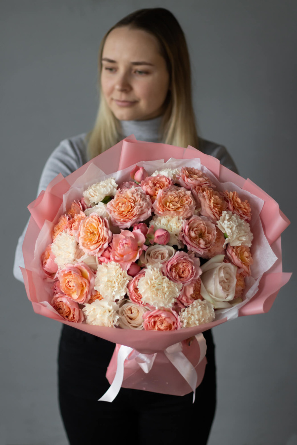 Триобукет пионовидных роз и гвоздик №437