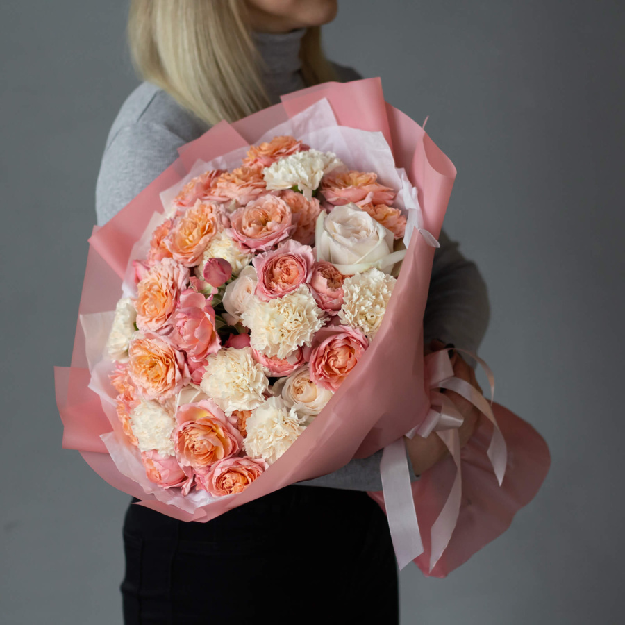 Триобукет пионовидных роз и гвоздик №437