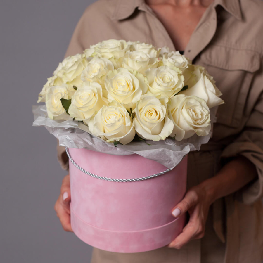 Бархатная коробка из 25 белых роз  №36