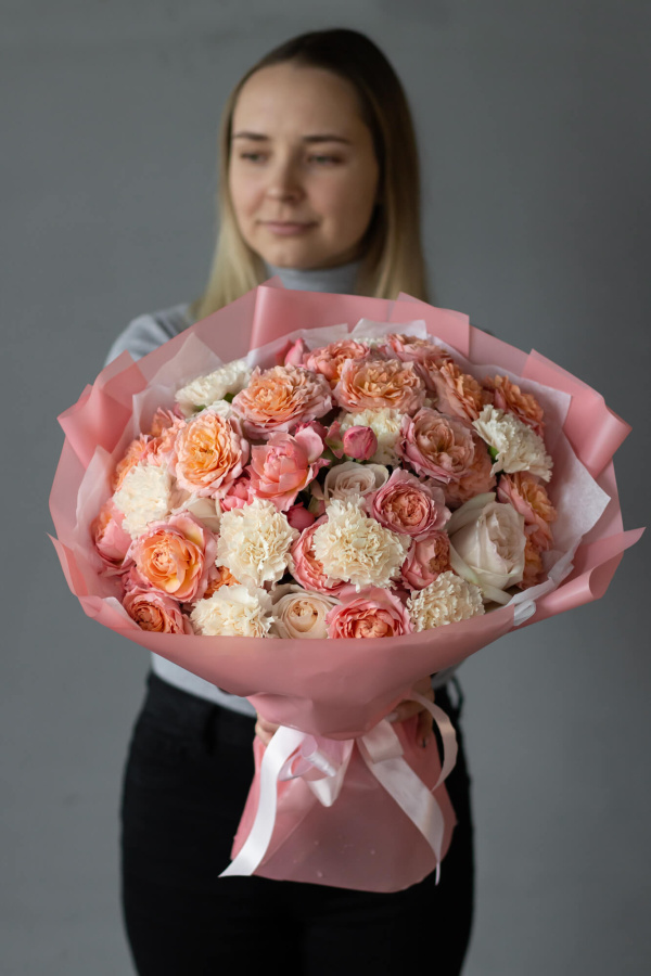 Триобукет пионовидных роз и гвоздик №437